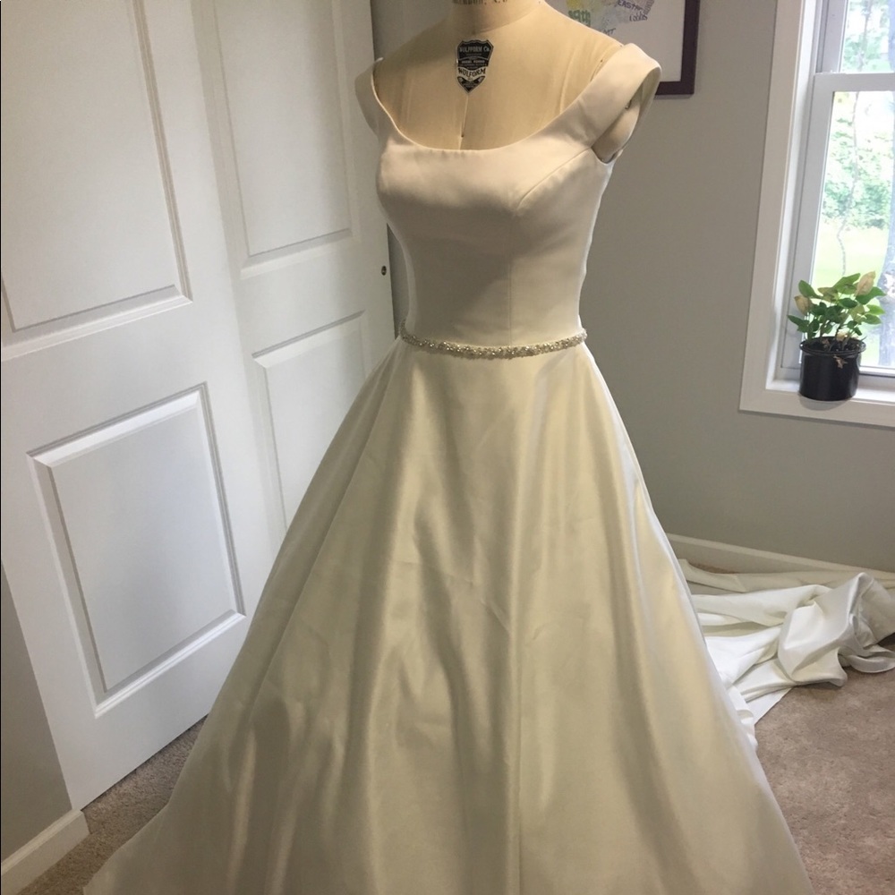 Alfred Angelo style B-4847 size 4 ivory